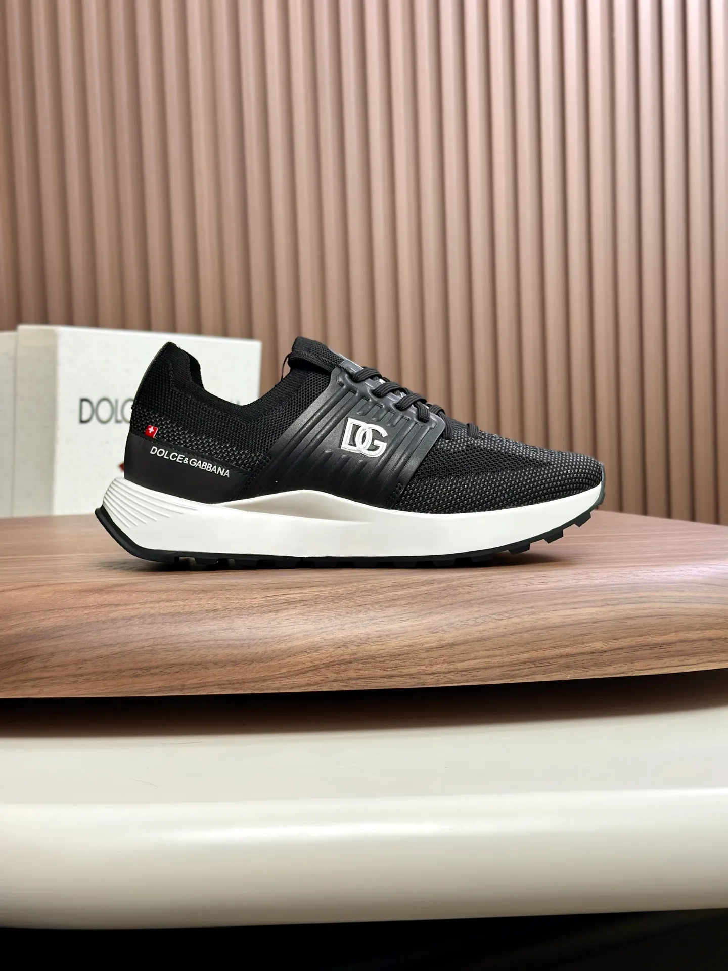 💰720••New arrivals••Dolce&Gabbana••DG✔️High-end men’s sports•casual shoes. Original goods from top counters. Original imported cowhide, multi-material splicing design ➕Imported cowhide lining, cowhide feet ➕Original TPR elastic outsole.  Size: 39-44 (38, 45 customized)